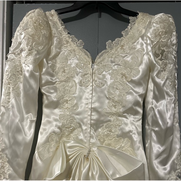 Vintage Wedding Dress - Picture 2 of 6